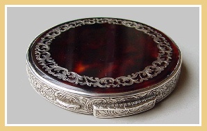 ANTIEKE POEDERDOOS IN - SCHILDPAD EN ZILVER -