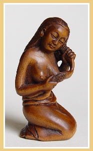 PALMHOUTEN NETSUKE VROUW KAMT HAREN (EROTISCH).&nbsp;JAPAN.