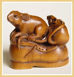 PALMHOUTEN NETSUKE 2 RATTEN OP SCHOEN. JAPAN.