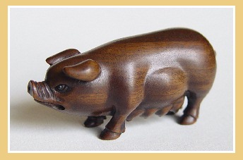 TEAKHOUTEN NETSUKE VARKEN. JAPAN.
