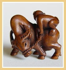 PALMHOUTEN NETSUKE AAP RIJDT OP EEN OS. JAPAN.