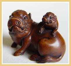 PALMHOUTEN NETSUKE WILD ZWIJN EN BABY. JAPAN.