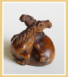 PALMHOUTEN NETSUKE 2 PAARDEN. JAPAN.