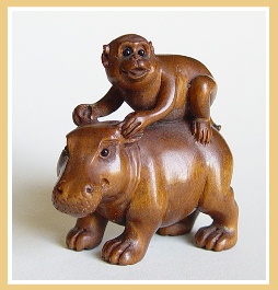 PALMHOUTEN NETSUKE - Nijlpaard met Aap -