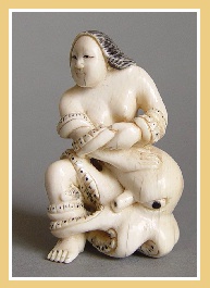 Antieke Ivoren  Netsuke  'Vrouw Met Octopus' Japan.