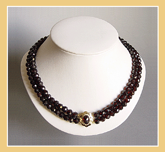 TWEERANG GRANATEN COLLIER MET GOUDEN SLOT.