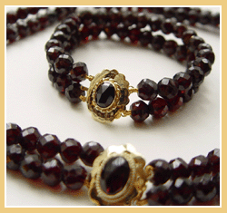 TweeRang Granaten Armband met 14K.Gouden slot.