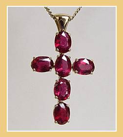 18K. Gouden Kruisje met Grote ROBIJNEN.