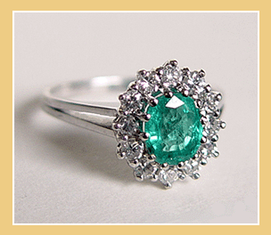 14K. Wit-Gouden Ring.Smaragd en Diamanten.