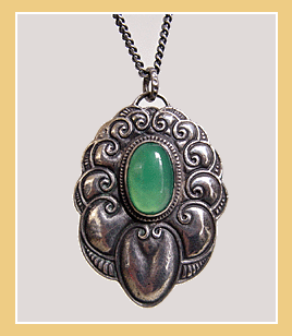 Antieke Zilveren Hanger.Met Chrysopraas. 0.800.