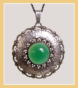 Antieke Zilveren Hanger.Met Chrysopraas. 0.800.