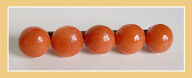 ANTIEKE ZILVEREN BROCHE MET 5 GROTE BLOEDKORAAL BOUTONS.