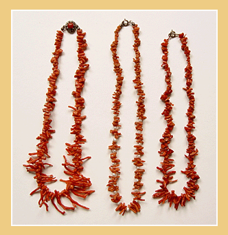 Antieke BLOEDKORAAL Stokjes Colliers.