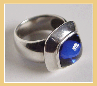 Zware Zilveren Design Ring met�Saffier Kleurige Blauwe Steen.